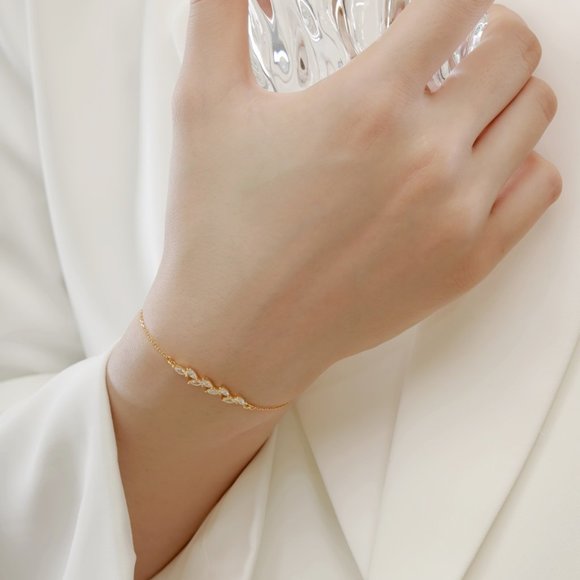 Nature's Elegance Leaf Pendant Bracelet in 18k Gold Plated Sterling Silver - Picture 2 of 4